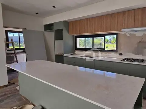 Casa 4 ambientes con 3 baños