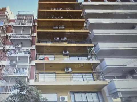 DOS AMPLIOS AMBIENTES CON BALCÓN