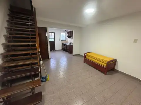 Depto Tipo Casa en Alquiler en Villa Luzuriaga, $ 650.000