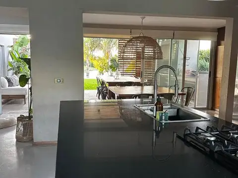 Casa 7 ambientes con 4 baños