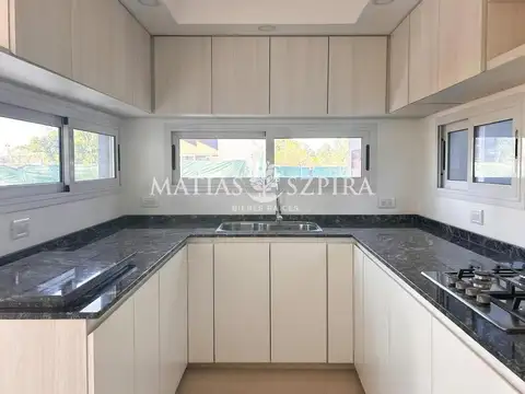 Casa en Alquiler con 1 cochera