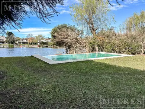 Casa en Alquiler con 1 cochera