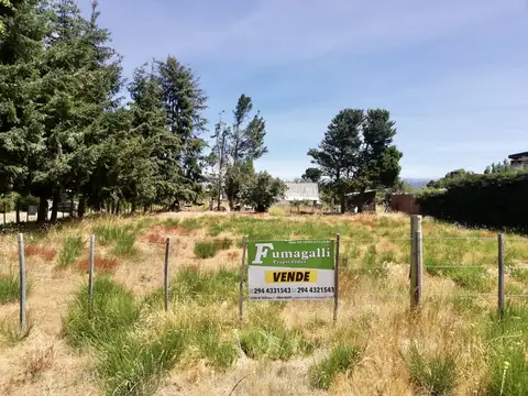 Lote en esquina de 992 m2, frente a Ruta N°40.