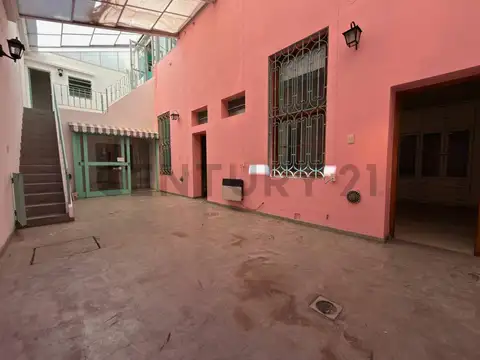 Venta | Casa de pasillo de 3 dormitorios con terraza y pileta | Centro, Rosario