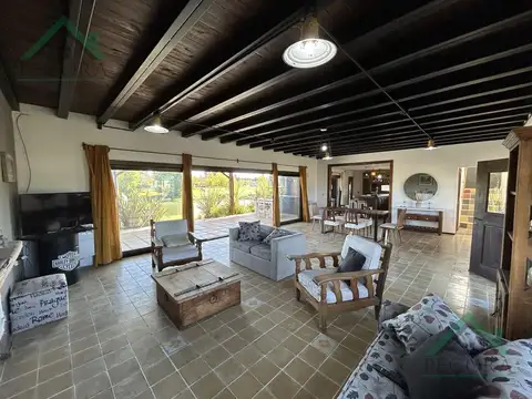 Casa 6 ambientes con 2 baños