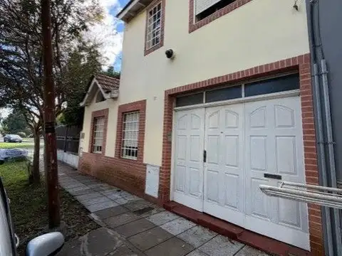 Casa en venta de 3 Dormitorios con  cochera para 2 autos cubiertos Tolosa