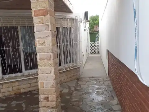 VENTA CASA 3 AMB. LONGCHAMPS/ GARAGE/ FONDO/JARDIN