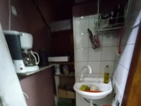 OPORTUNIDAD  - EN VENTA LOCAL CON TRES DEPARTAMENTOS EN BURZACO