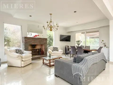 Casa en Venta con 2 cocheras