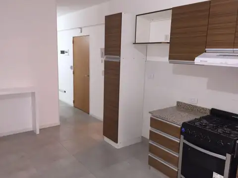 Monoambiente divisible al frente con balcón aterrazado, muy luminoso y apto profesional