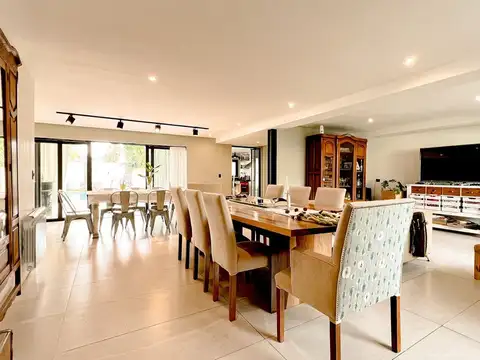 VENTA CASA 5 AMB QUINCHO, PILETA 5 AÑOS ANTIGUEDAD