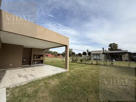 Casa 4 ambientes con 2 baños