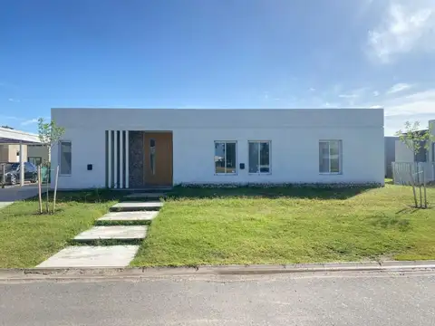 Barrio Cerrado Manuel Belgrano , Calle La Pista