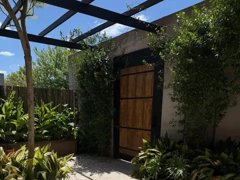 Casa en Alquiler con 3 cocheras