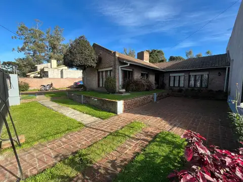 HERMOSO CHALET 3 AMBIENTES CON QUINCHO, GARAGE Y PARQUE + DEPTO, PUNTA MOGOTES