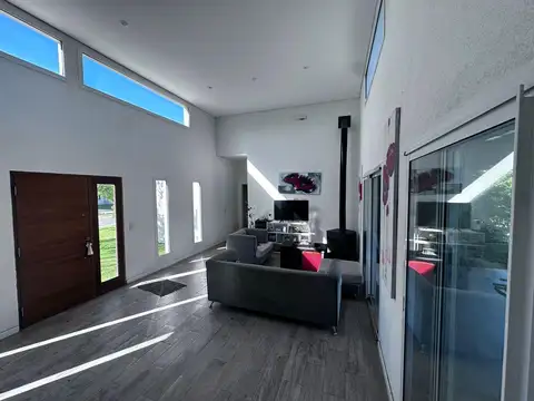 Venta casa 4 ambientes y dependencia con pileta en Santa Isabel I