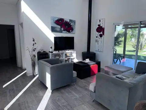 Casa 4 ambientes con 2 baños