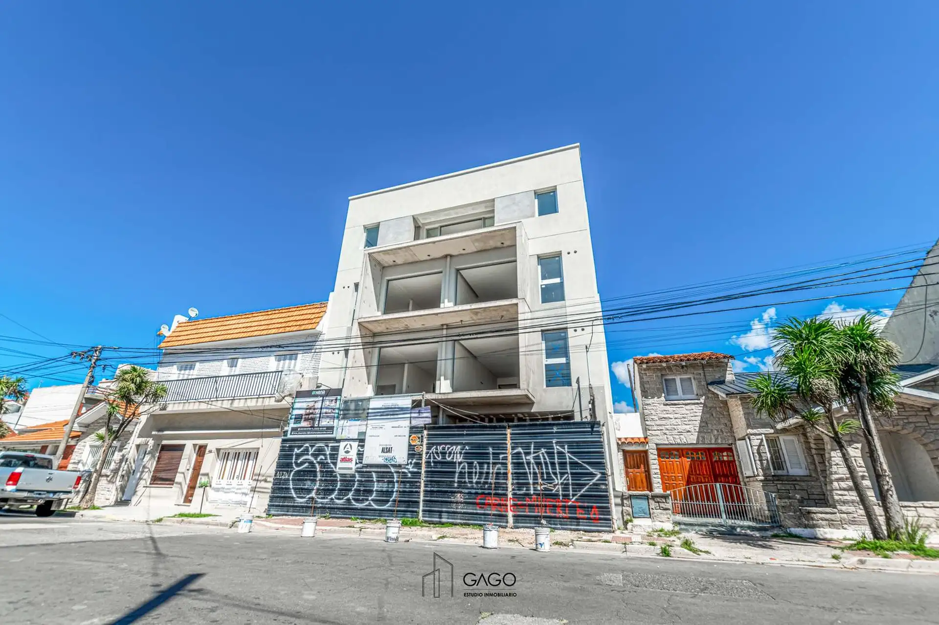 Departamento dos ambientes en tercer piso al contrafrente