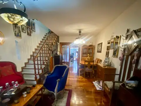 Casa 4 ambientes con 2 baños