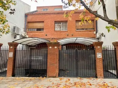 ¡Espectacular Dúplex de Categoría 4 ambientes de 147 m2, en la Mejor Zona de Villa Urquiza (Urquiza R)! 1 dorm en suite, amplio patio y cochera.