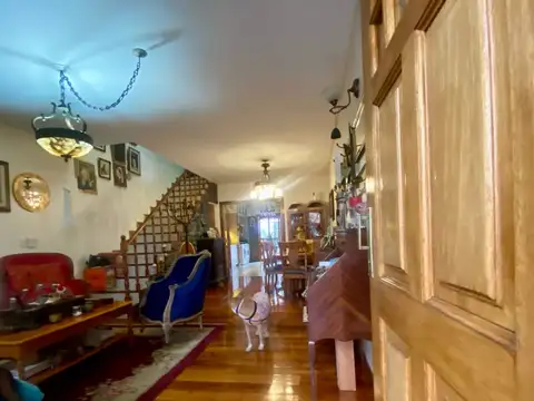 ¡Espectacular Dúplex de Categoría 4 ambientes de 147 m2, en la Mejor Zona de Villa Urquiza (Urquiza R)! 1 dorm en suite, amplio patio y cochera.