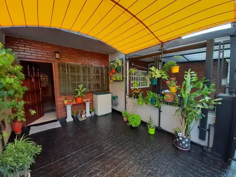 DUPLEX 3 AMBIENTES CON COCHERA Y PATIO