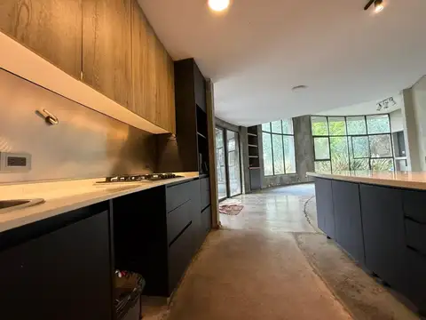 Casa 8 ambientes con 5 baños