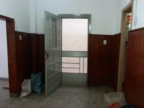 Venta de casa con 3 deptos en block