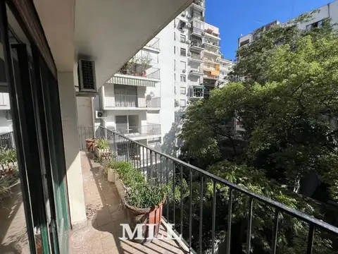 Av. Las Heras y Av. Callao. Semipiso a pulmón verde. Muy luminoso. Sup 120,82 m2