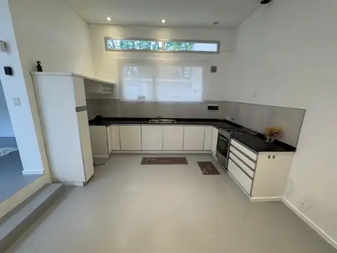 Casa en Alquiler con 2 cocheras