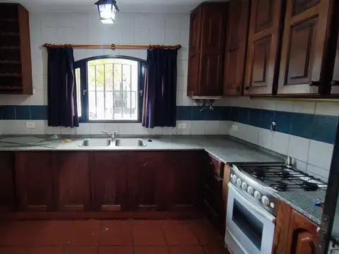 Casa 4 ambientes con 2 baños