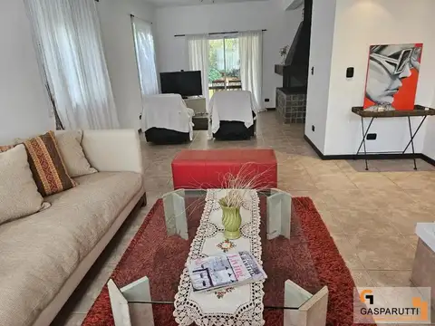 Casa 5 ambientes con 3 baños
