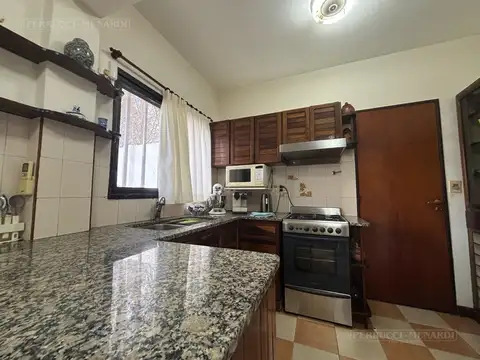 CASA 4 AMBIENTES CON AMPLIO JARDÍN