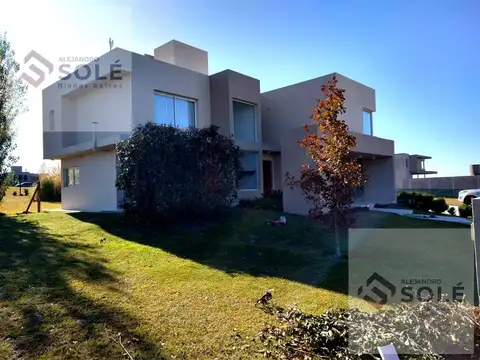 Casa 6 ambientes con 4 baños