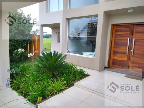 Casa en Venta con 2 cocheras