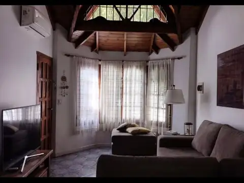 Casa 6 ambientes con 2 baños