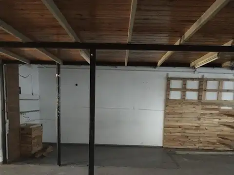 amplio galpon - con vivienda