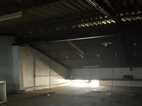 amplio galpon - con vivienda