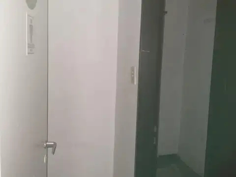 amplio galpon - con vivienda