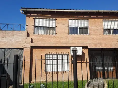 Oportunidad para 2 Familias – 2 Casas en Block con Jardín y Pileta