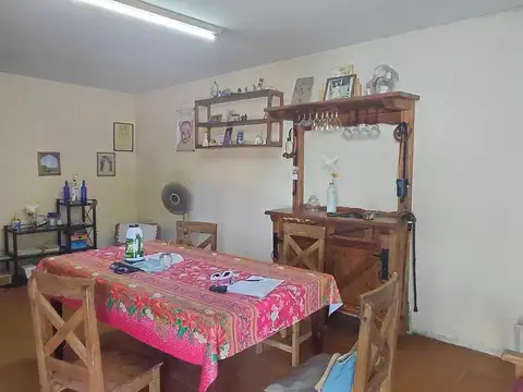 CASA CON FONDO Y LOCAL AL FRENTE GLEW CENTRO