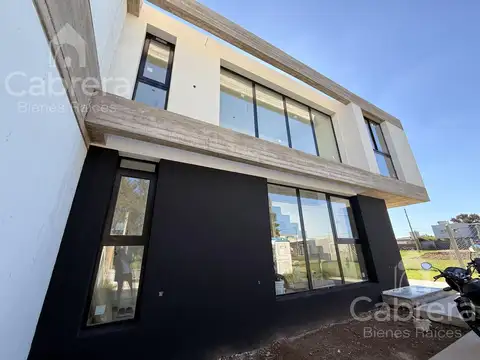 Venta de casa de  dormitorios, en Don Carlos, Joaquin Gorina