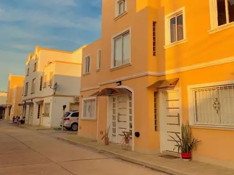 ALQUILER DE TRIPLEX CON PATIO  EN COMPLEJO