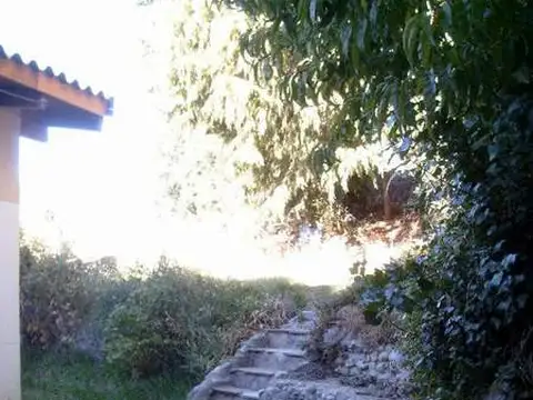 Casita en Microcentro, 2 ambientes amplios, jardín propio. Sin expensas. Oficina opcional