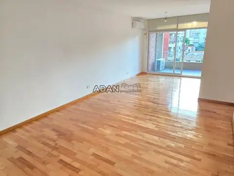 Exc. 3 ambientes con cochera. Amplio con dos baños, impecable estado.