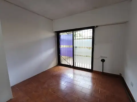 Departamento 3 ambientes en Planta Baja CON EXPENSAS INCLUIDAS. 2 Dormitorios. Patio