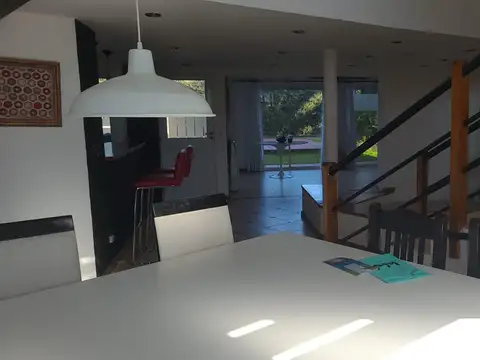 Casa en Alquiler con 3 cocheras