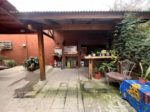 Casa 7 ambientes con 2 baños