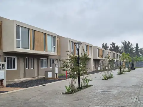 Casa en Alquiler Townhouses Pilar Barrio Aldeana  - 3 dormitorios y jardín