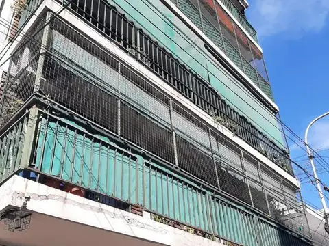 DEPARTAMENTO DE 4 AMB ZONA CENTRO AVELL. CON PATIO Y BALCÓN!